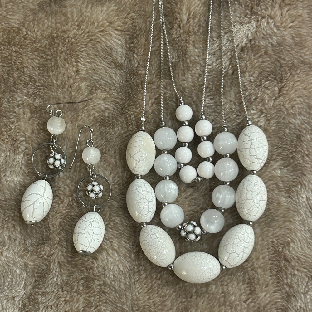 NY Collection White and Silver Beaded Necklace & Earrings Set 3 pc like NEW
